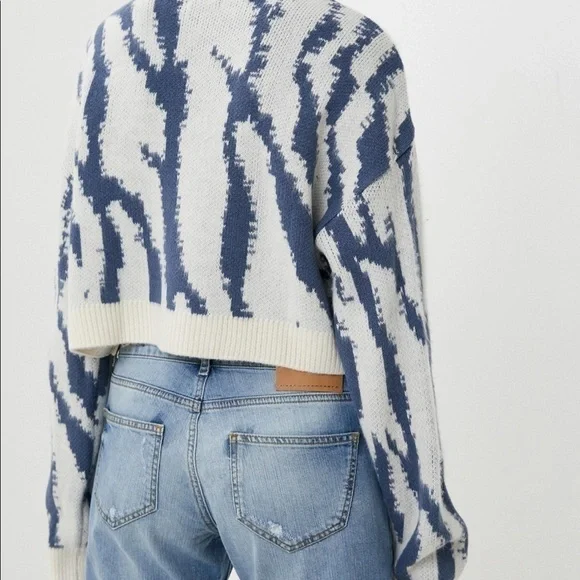 Topshop Cropped Blue Pattern Sweater! Blue pattern Size Women’s  Small NWOT - Picture 2 of 4
